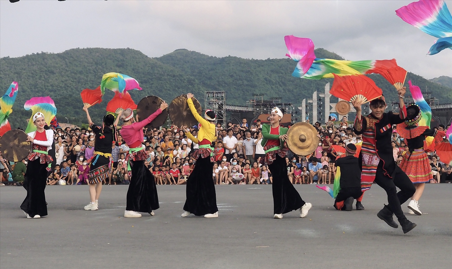 Các đoàn diễu hành đường phố tái hiện một số nghi thức lễ hội, trò chơi dân gian của 6 dân tộc chính đang sinh sống tại Carnival Hòa Bình 2022.