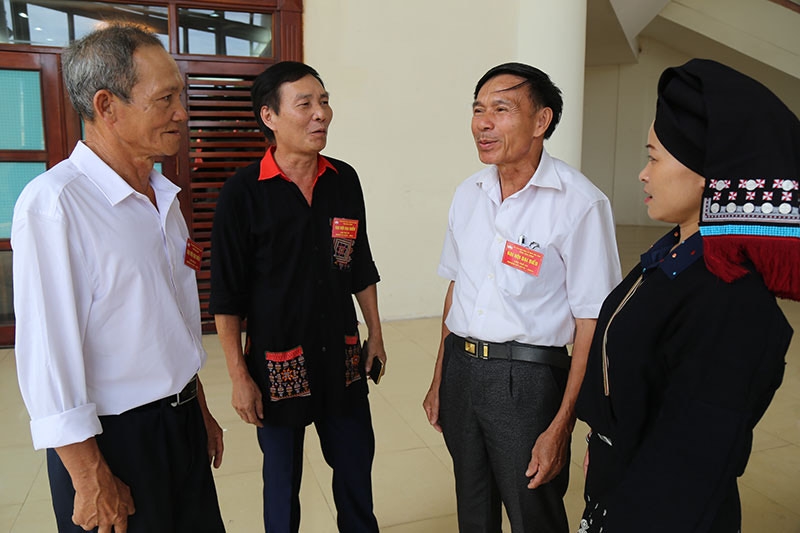 Cán bộ MTTQ huyện Đà Bắc gặp gỡ, nắm bắt thông tin từ những Người có uy tín trên địa bàn huyện.