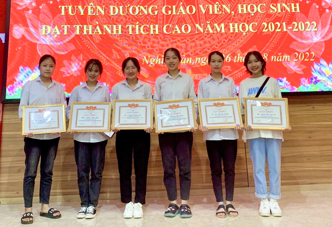 Em Cao Thị An Thuyên (người thứ 2 từ phải sang) nhận Giấy khen của huyện Nghĩa Đàn vì có thành tích cao trong năm học 2021 - 2022