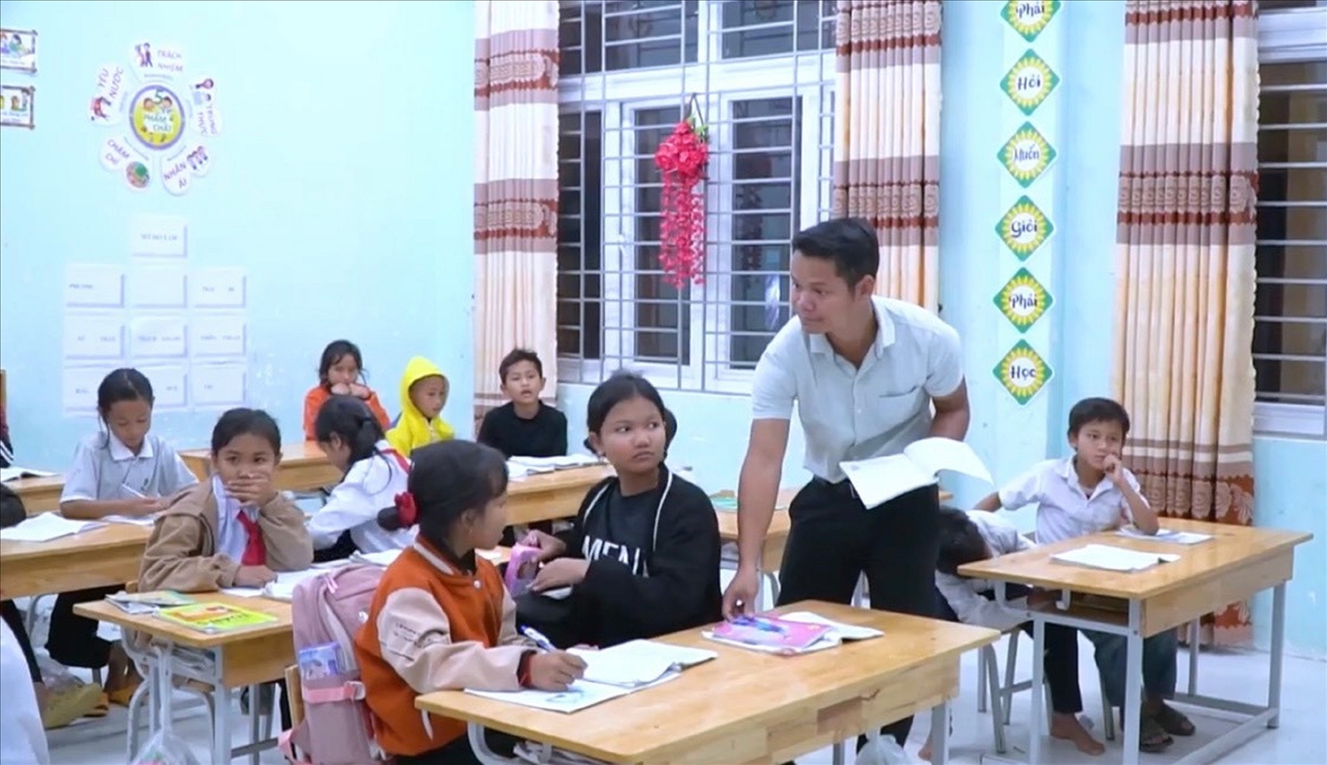Thầy giáo Hồ Văn Thợ tự hào được dạy học cho con em trên quê hương mình
