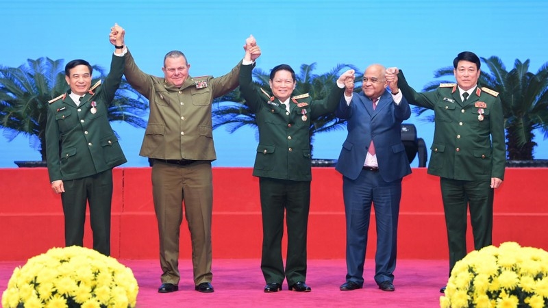 Nhà nước Cuba đã quyết định trao Huân chương Playa Girón tặng Đại tướng Phan Văn Giang, Đại tướng Ngô Xuân Lịch và Đại tướng Lương Cường