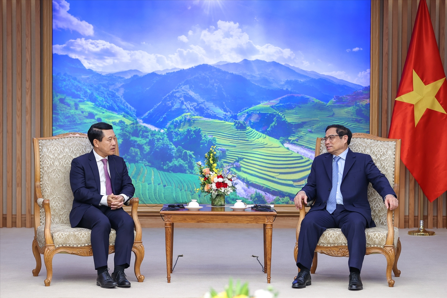 Thủ tướng nhấn mạnh mối quan hệ hữu nghị vĩ đại, đoàn kết đặc biệt và hợp tác toàn diện Việt Nam–Lào là có một không hai trên thế giới, đề nghị hai bên tiếp tục bồi dưỡng, giáo dục cho các thế hệ sau tiếp tục phát huy tình cảm quý báu của Đảng và nhân dân hai nước - Ảnh: VGP/Nhật Bắc