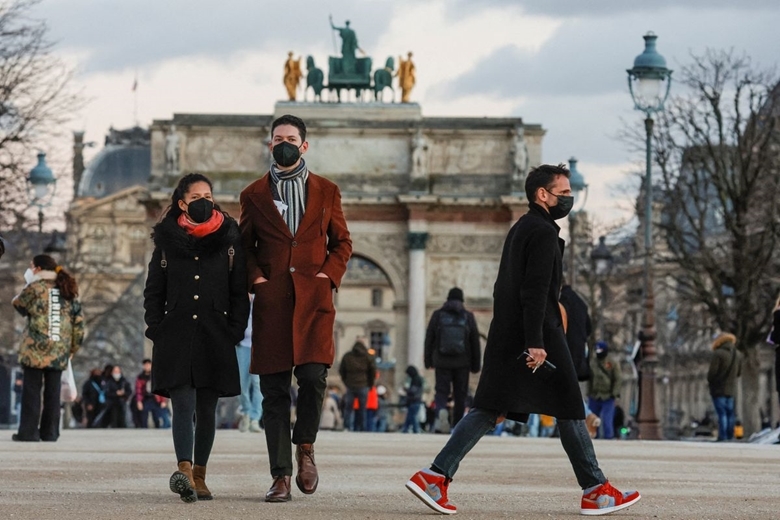  Người dân đeo khẩu trang khi đi lại trên đường phố ở Paris, Pháp vào tháng 1/2022 (Ảnh: Reuters)