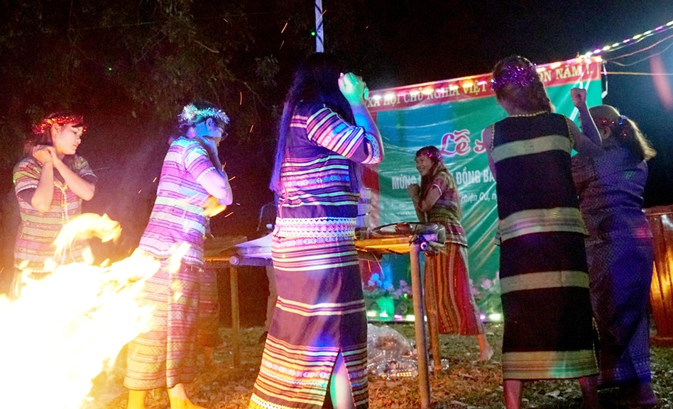 Kết thúc nghi lễ cúng, dân làng Xtiêng sẽ bắt đầu nối theo nhau thành vòng tròn quanh sân lễ để múa vũ điệu cồng chiêng. (Ảnh: Mia.vn)