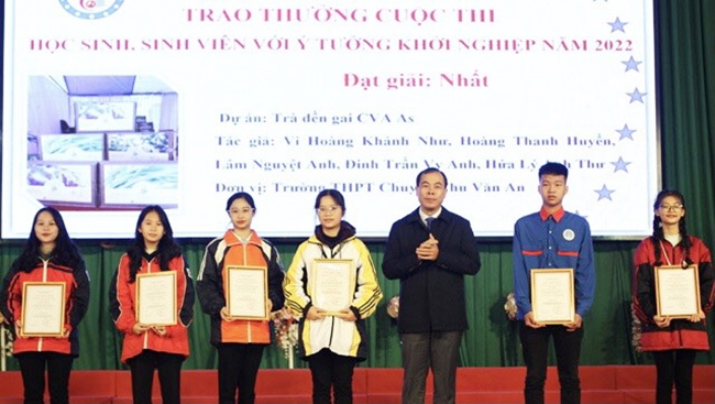 Lãnh đạo Sở GD&ĐT trao giải Nhất cho đại diện nhóm tác giả dự án Trà dền gai CVA AS, Trường THPT Chuyên Chu Văn An, Tp. Lạng Sơn