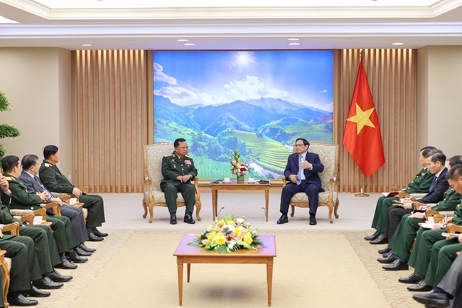 Thủ tướng khẳng định quan hệ quốc phòng Việt Nam - Lào luôn là một trong những trụ cột rất quan trọng trong quan hệ giữa hai nước. (Ảnh: VGP/Nhật Bắc)
