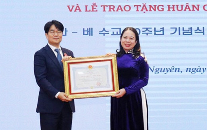 Phó Chủ tịch nước Võ Thị Ánh Xuân trao Huân chương Hữu nghị cho ông Lee Byeong Kuk