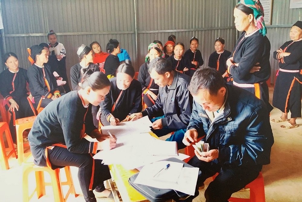 Phụ nữ dân tộc Lô Lô, xóm Khuổi Chủ, xã Thượng Hà, huyện Bảo Lạc vay tín dụng từ Ngân hàng chính sách