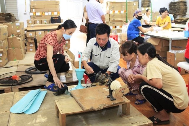Học viên lớp học nghề Điện gia dụng tại huyện Yên Dũng (Bắc Giang) đang thực hành nghề 