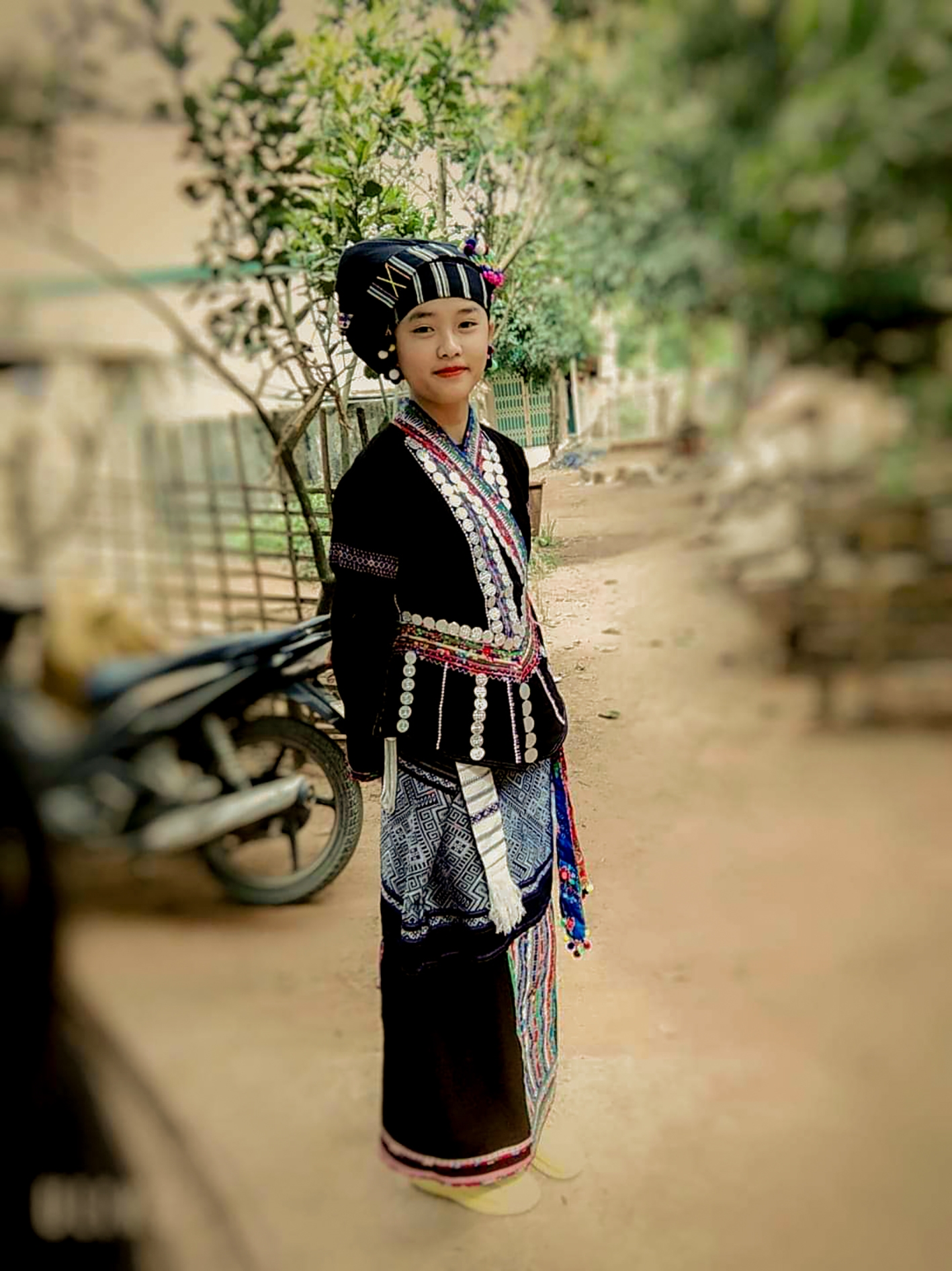 Lò Thị Xuân Hoa trong trang phục truyền thống dân tộc Lự, xã Nậm Tâm, huyện Sìn Hồ, tỉnh Lai Châu.