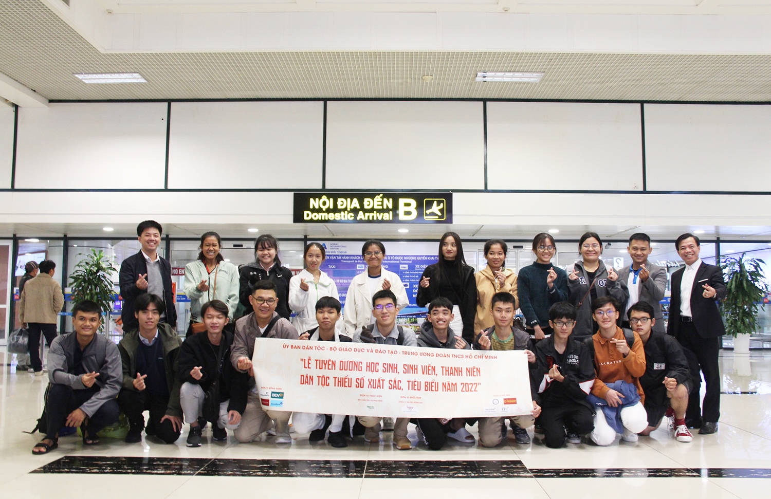 Đoàn đón các HSSV-TN về dự Lễ Tuyên dương tại Sân bay Nội Bài, Hà Nội