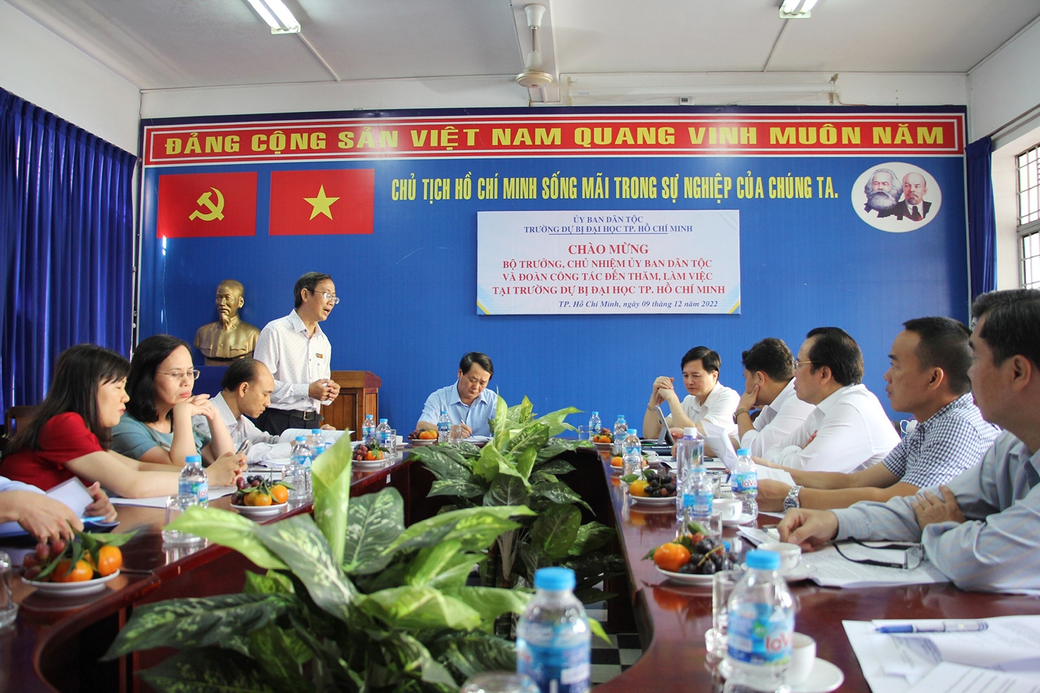 Thầy Lê Hữu Thức - Hiệu trưởng Trường Dự bị đại học TP. Hồ Chí Minh phát biểu với Đoàn công tác tại buổi làm việc