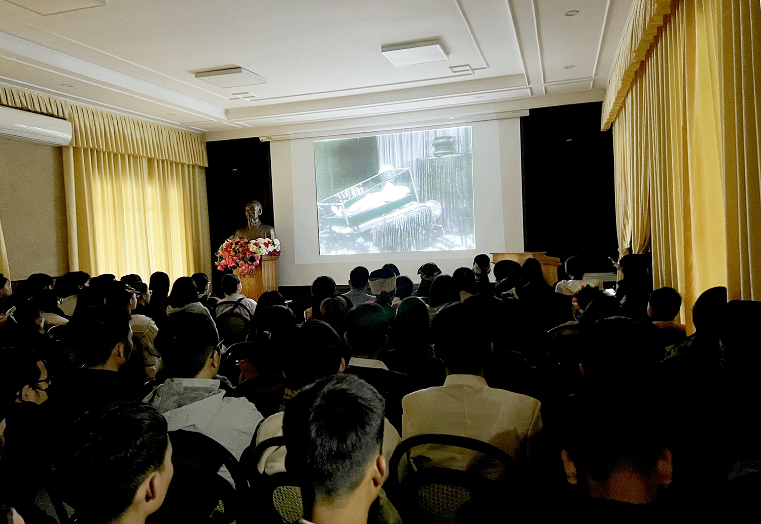Các em HSSV-TN xem phim tư liệu về Chủ tịch Hồ Chí Minh