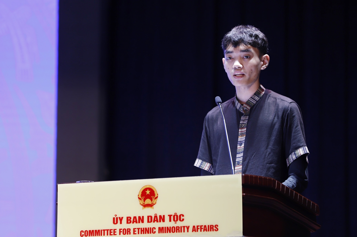 Em Đinh Lâm Hùng, dân tộc Chứt, sinh viên năm nhất Đại học Bách khoa Đà Nẵng bày tỏ niềm vinh dự khi được về dự Lễ Tuyên dương