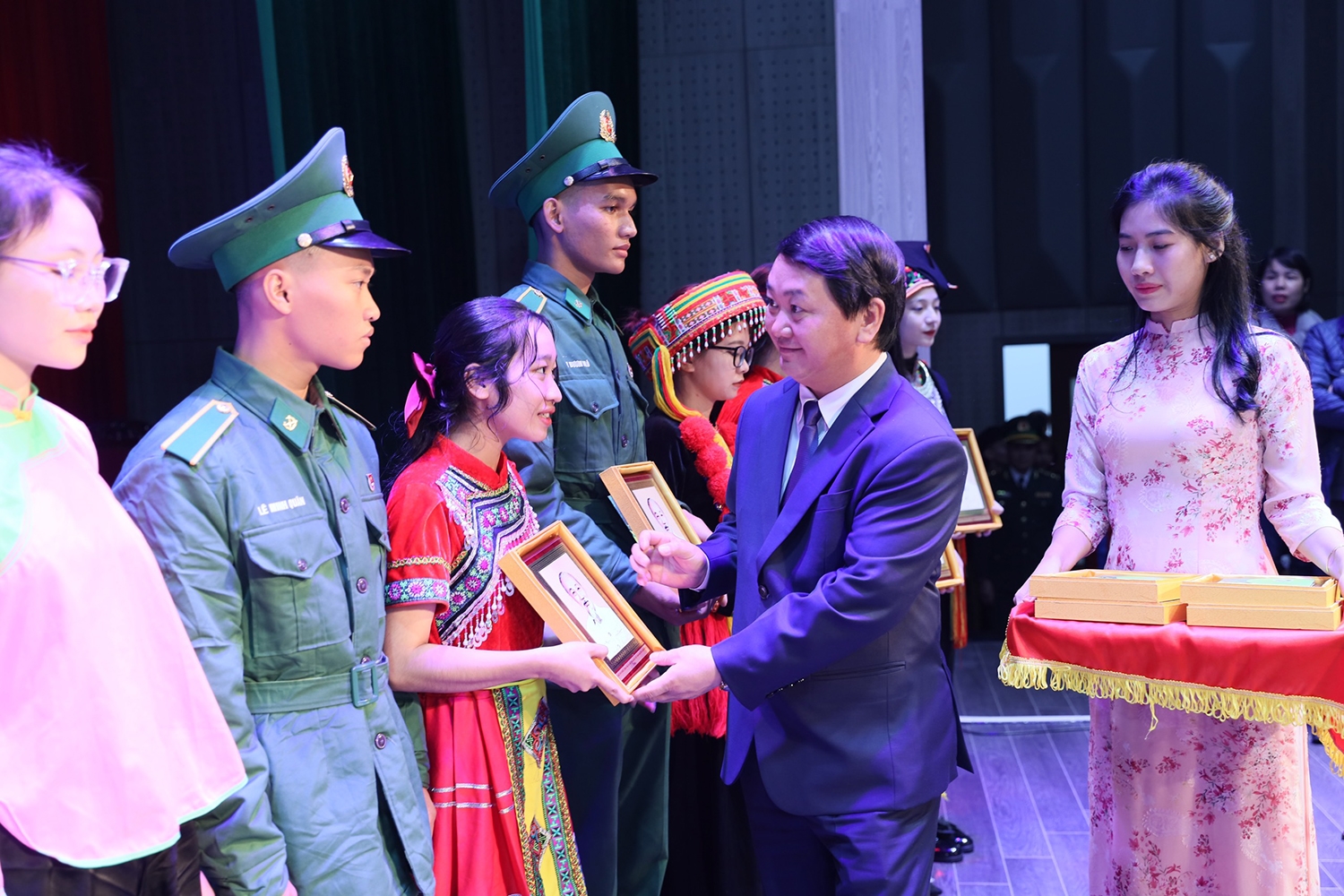 Bộ trưởng, Chủ nhiệm Hầu A Lềnh tặng quà của Chủ tịch nước Nguyễn Xuân Phúc và quà của Ủy ban Dân tộc cho các em HSSV-TN