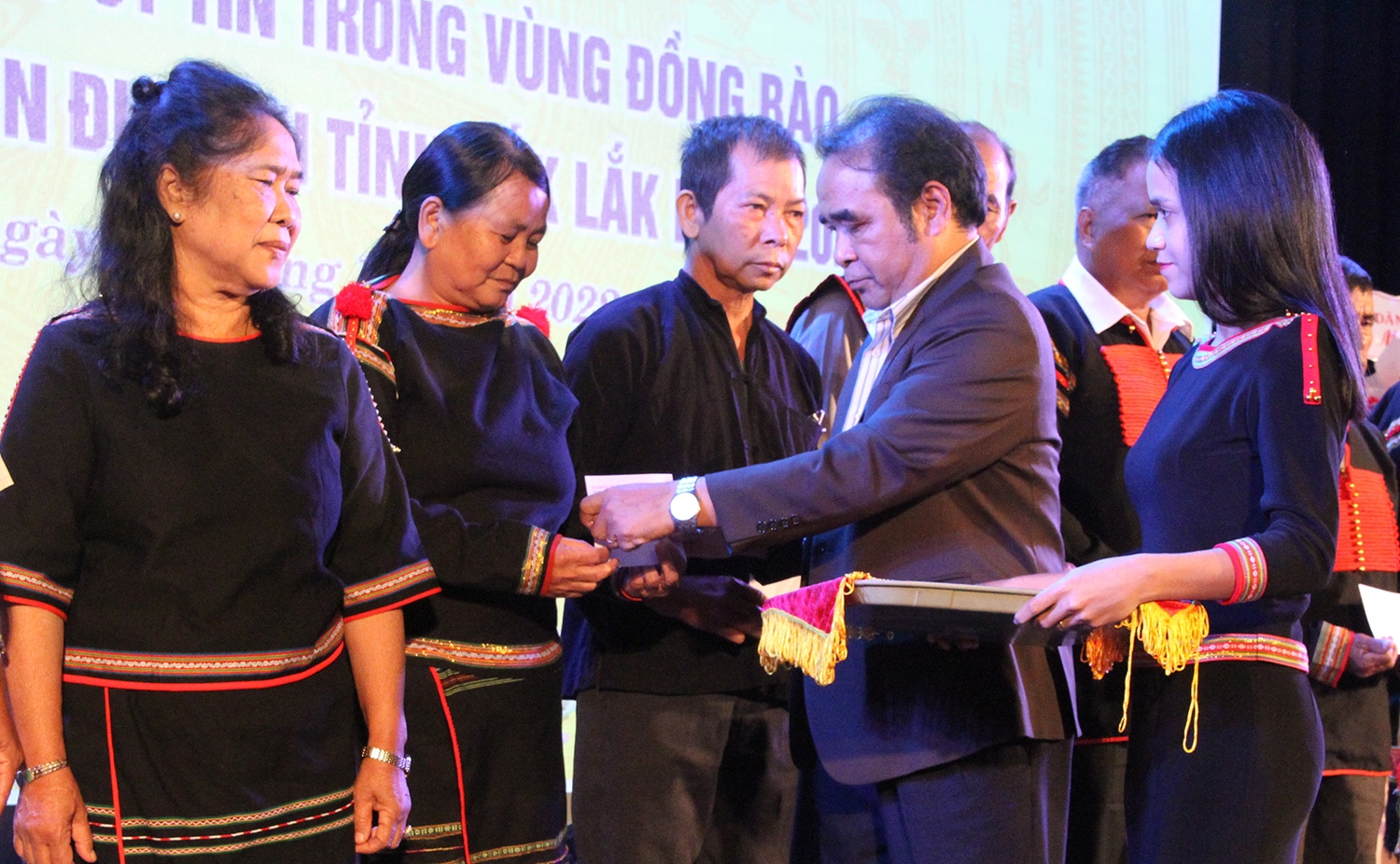 Ông Điểu Mưu trao quà của Ủy ban Dân tộc cho 100 Người có uy tín Đắk Lắk