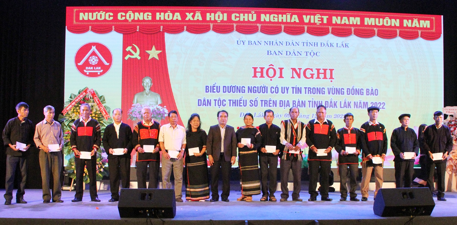 Ông Điểu Mưu trao quà của Ủy ban Dân tộc cho 100 Người có uy tín Đắk Lắk