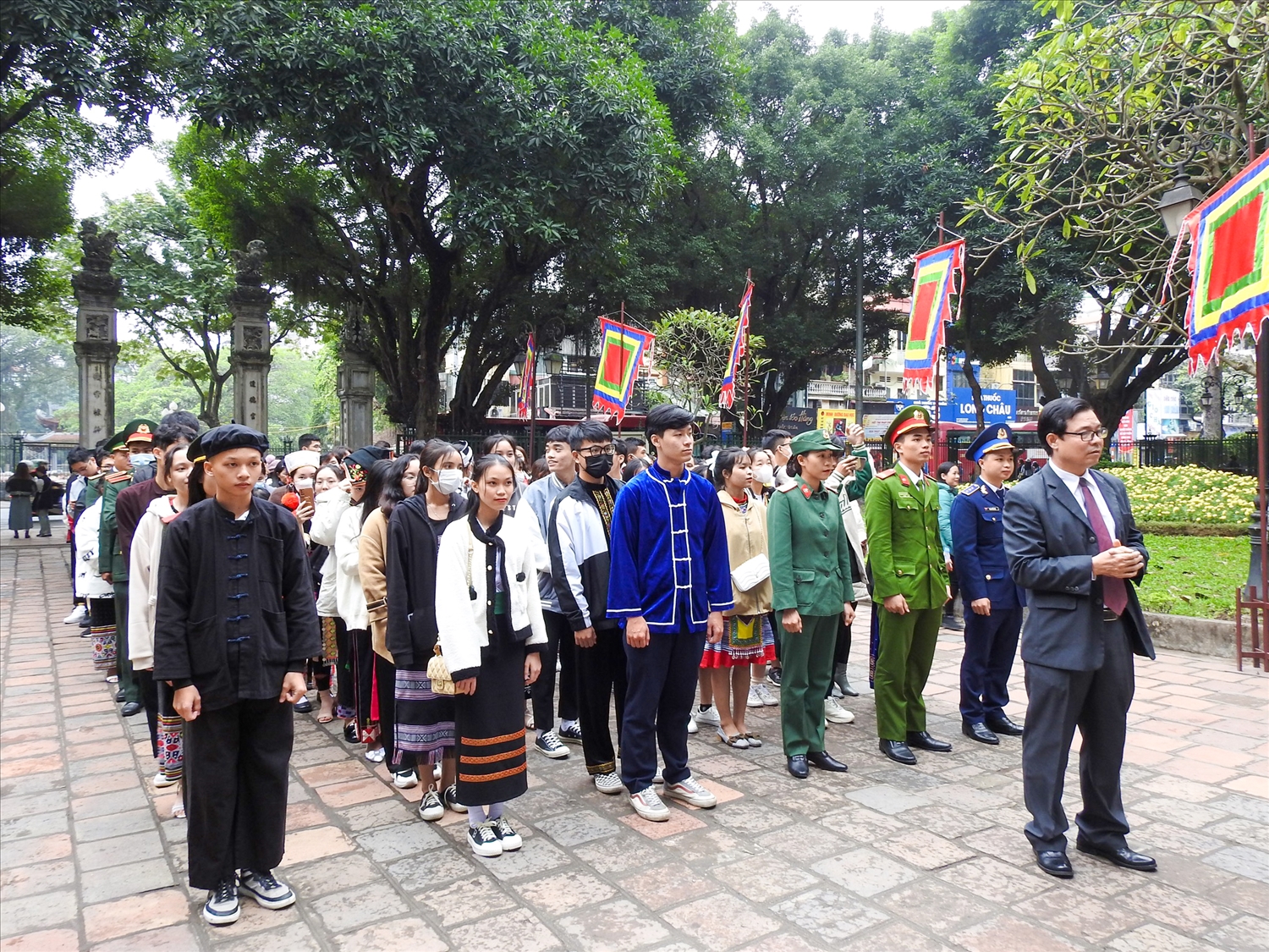 Đoàn HSSV-TN xuất sắc, tiêu biểu đến dâng hương tại Văn miếu Quốc Tử Giám