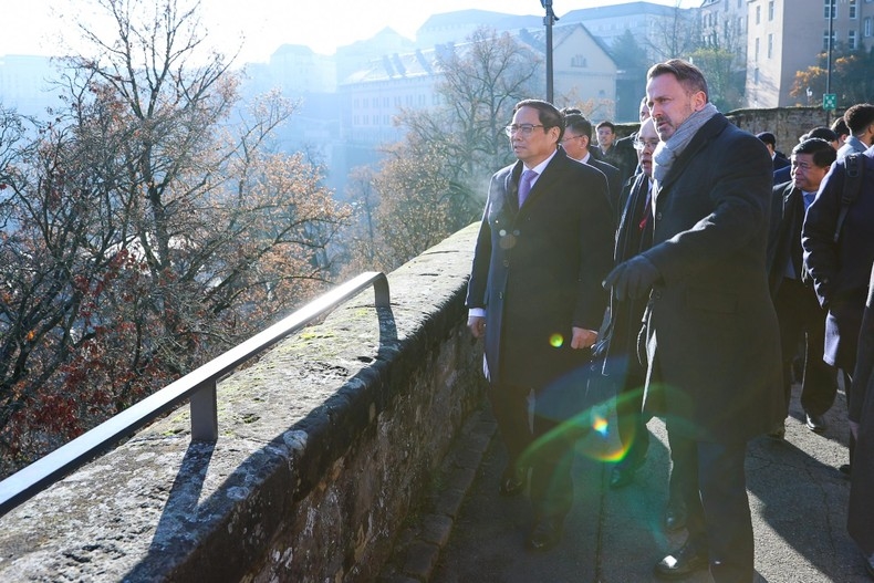 Thủ tướng Phạm Minh Chính nghe Thủ tướng Luxembourg giới thiệu về quá trình hình thành, quy hoạch, xây dựng và phát triển thành phố Luxembourg. (Ảnh: VGP)