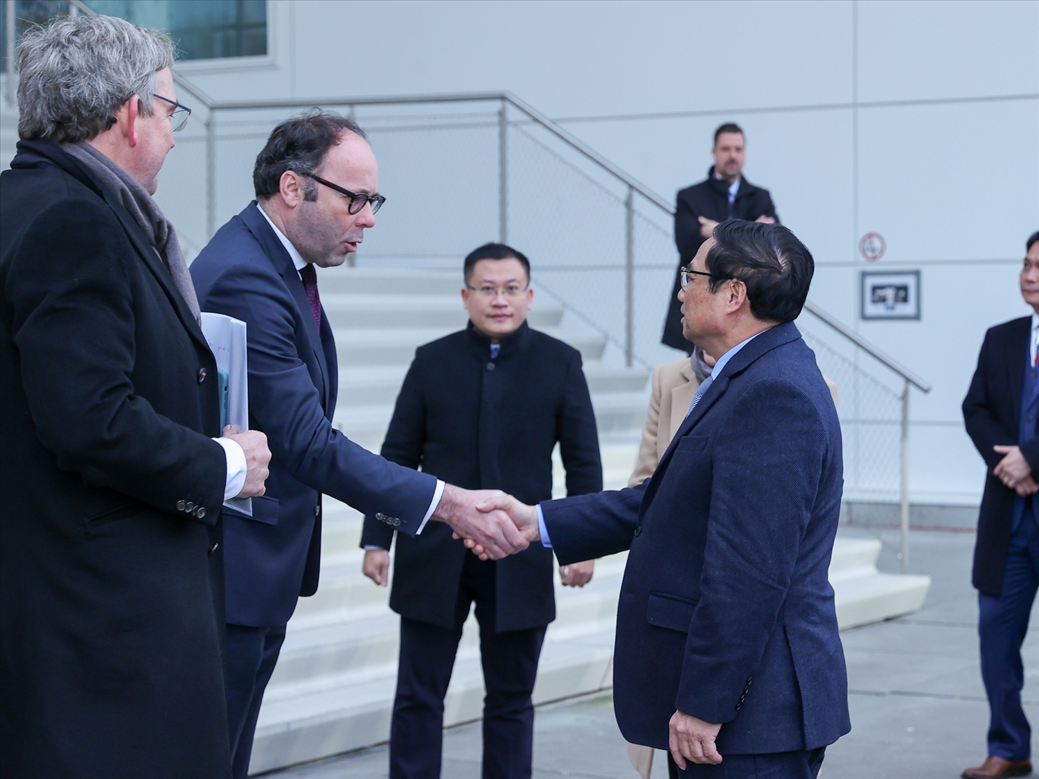 Phó Thống đốc tỉnh Bắc Brabant Martijn van Gruijthuijsen chào đón Thủ tướng thăm Trung tâm Công nghệ Brainport (BIC), thành phố Eindhoven - Ảnh: VGP/Nhật Bắc