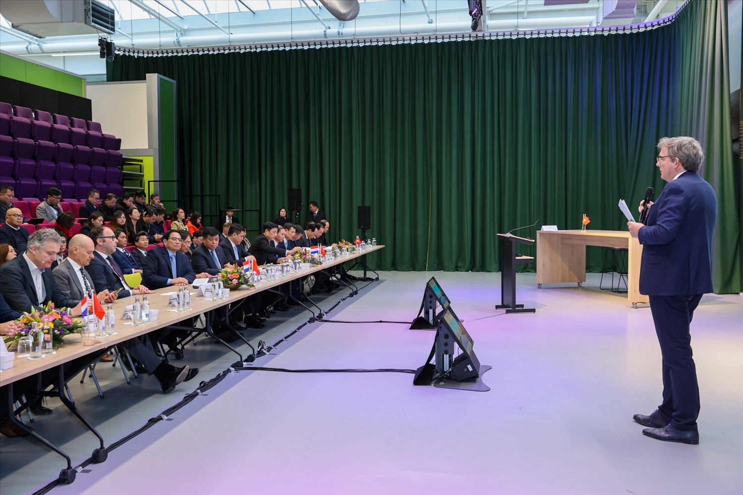 Thủ tướng và thành viên đoàn công tác dự cuộc trao đổi với một số doanh nghiệp Hà Lan về chủ đề "Đổi mới sáng tạo và sản xuất công nghệ cao" - Ảnh: VGP/Nhật Bắc