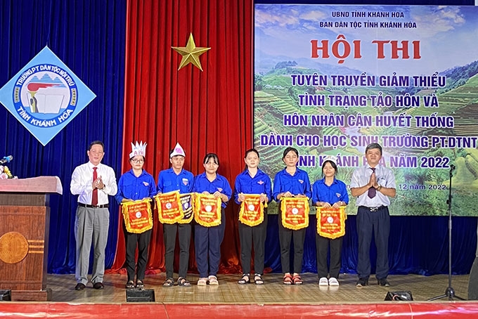 Ông Võ Nam Thắng - Trưởng Ban Dân tộc tỉnh tặng quà lưu niệm cho các đội thi.