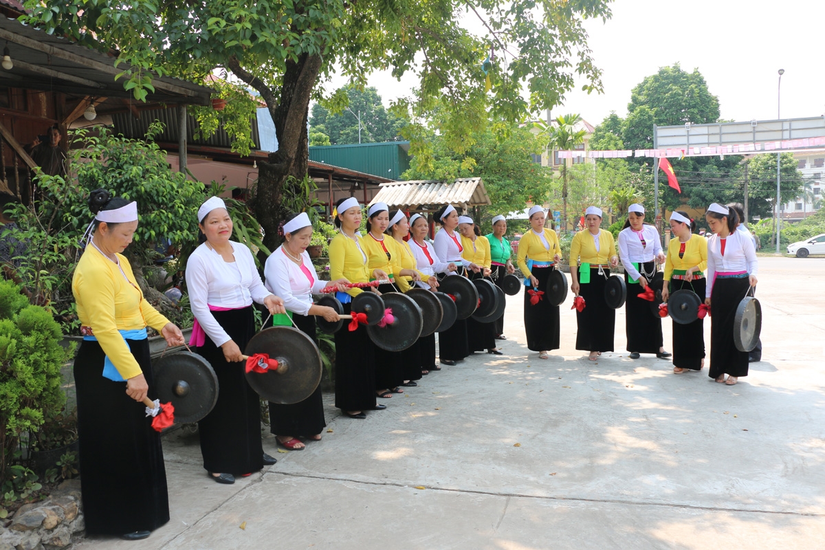 Phụ nữ phường Thịnh Lang (TP Hòa Bình) thường xuyên sử dụng chiêng trong các hoạt động lễ hội hoặc sự kiện quan trọng của địa phương. (Ảnh MH)