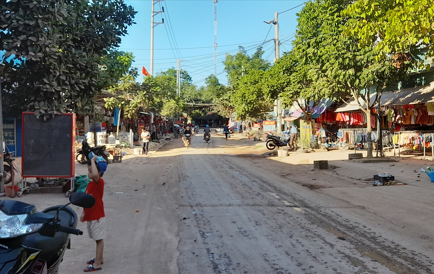 Con đường khang trang nhất, nhộn nhịp nhất tại trung tâm xã biên giới Nà Hỳ, huyện Nậm Pồ