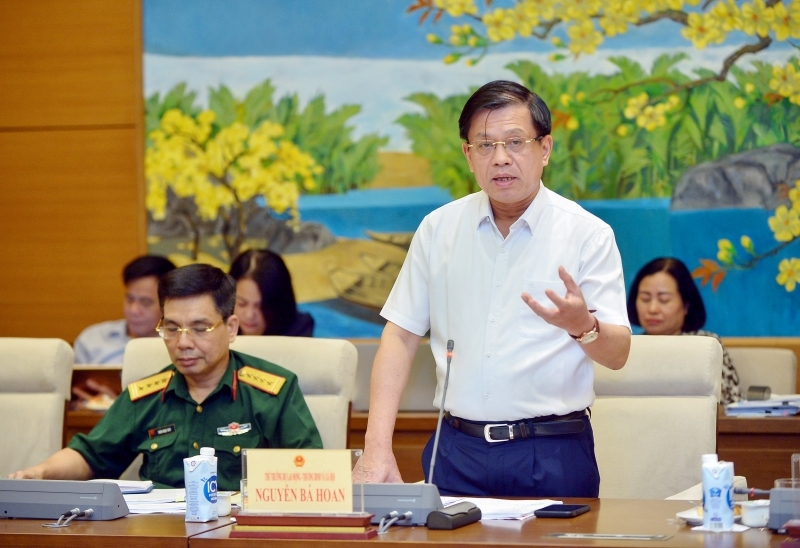 Thứ trưởng Bộ LĐTBXH Nguyễn Bá Hoan báo cáo tại phiên họp