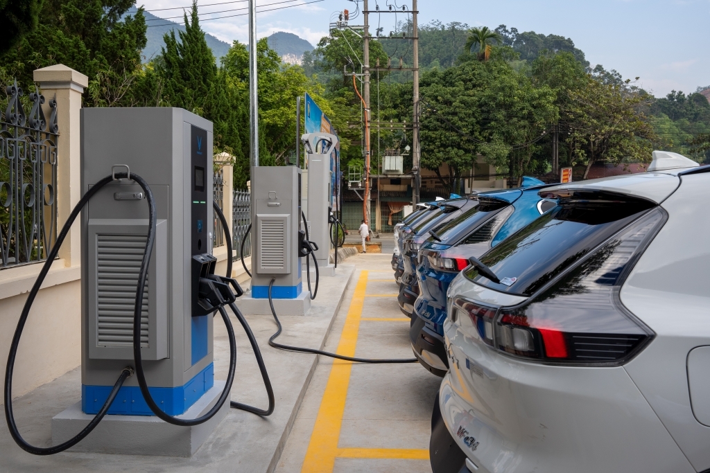 Cây xăng Petrolimex ở Hà Giang nay đã được trang bị các cổng sạc ô tô điện VinFast. Hệ thống trạm sạc của VinFast không chỉ tập trung ở các thành phố lớn mà trải rộng khắp 63 tỉnh, thành trên cả nước