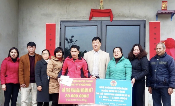Ủy ban MTTQ Việt Nam huyện và Hội Nông dân huyện Văn Lãng trao kinh phí hỗ trợ xây nhà cho hộ ông Lý Văn Hiếu