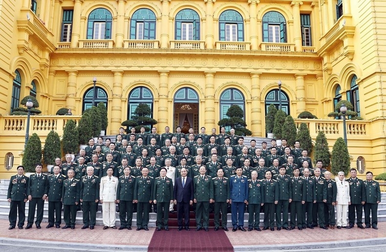 Chủ tịch nước chụp ảnh cùng các cựu chiến binh Sư đoàn 341. (Ảnh: TTXVN)