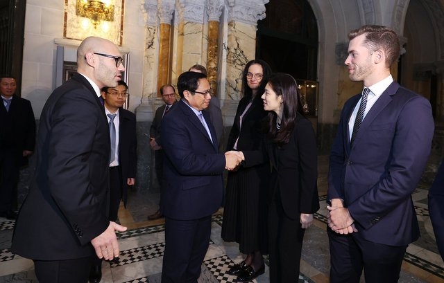 Thủ tướng thăm Trụ sở chính của Toà Trọng tài thường trực (PCA) tại Cung điện Hoà bình, Thủ đô La Hay - Ảnh: VGP/Nhật Bắc