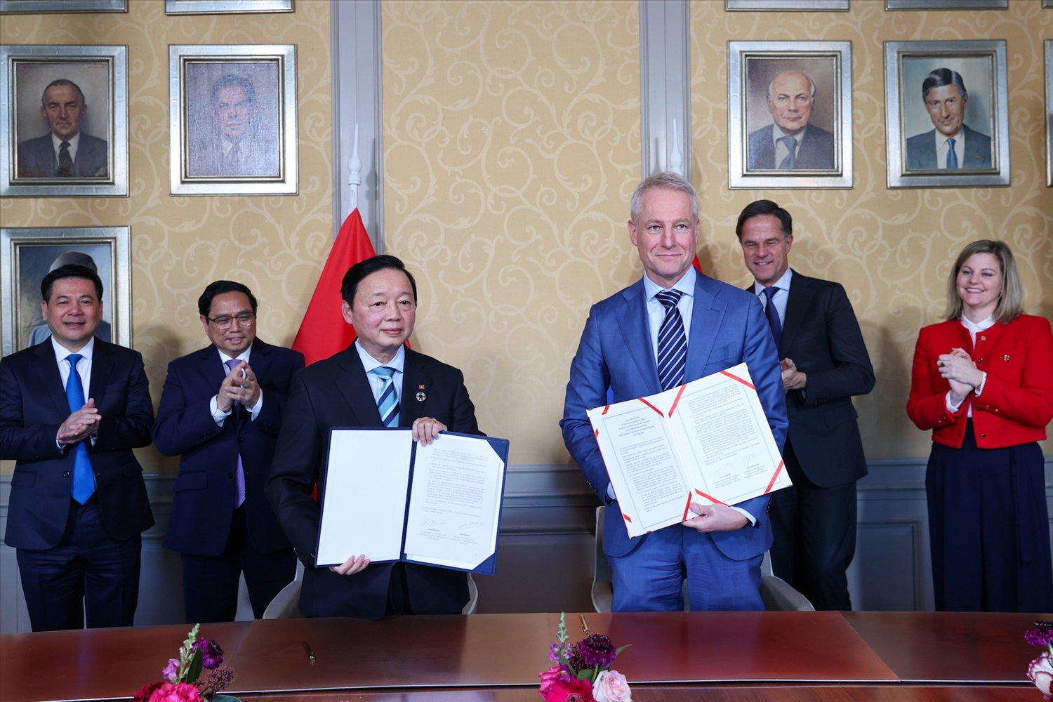 Hai Thủ tướng chứng kiến lễ ký Kế hoạch hành động chung về quản lý tài nguyên nước giữa Bộ Tài nguyên và Môi trường Việt Nam và Bộ Hạ tầng và Tài nguyên nước Hà Lan - Ảnh: VGP/Nhật Bắc