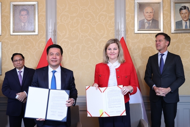 Hai Thủ tướng chứng kiến lễ ký Tuyên bố chung giữa Bộ Công Thương Việt Nam và Bộ Ngoại giao Vương quốc Hà Lan về hợp tác giảm phát thải trong sản xuất và tiêu dùng - Ảnh: VGP/Nhật Bắc