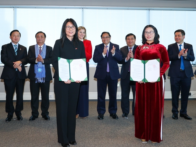 Thủ tướng Phạm Minh Chính chứng kiến lễ trao Bản ghi nhớ giữa Học viện Nông nghiệp Việt Nam và Tập đoàn Giáo dục Lentiz - Ảnh: VGP/Nhật Bắc