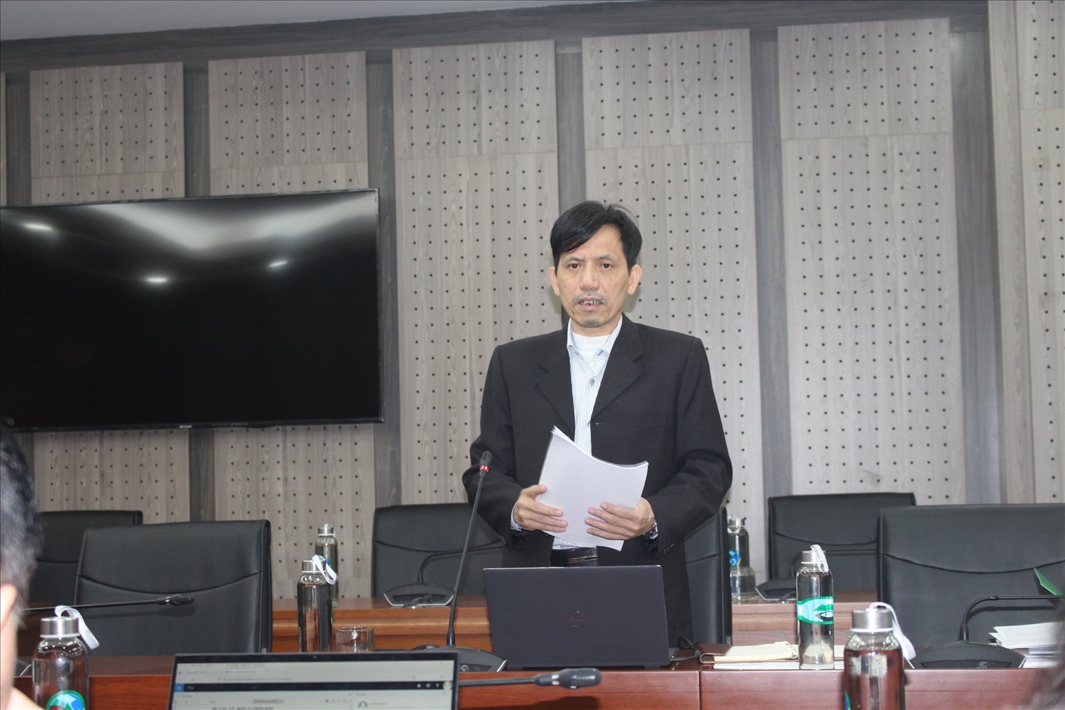 ông Nguyễn Ngọc Hà - Giám đốc Trung tâm Thông tin, Ủy viên thường trực Ban Chỉ đạo báo cáo tại cuộc họp