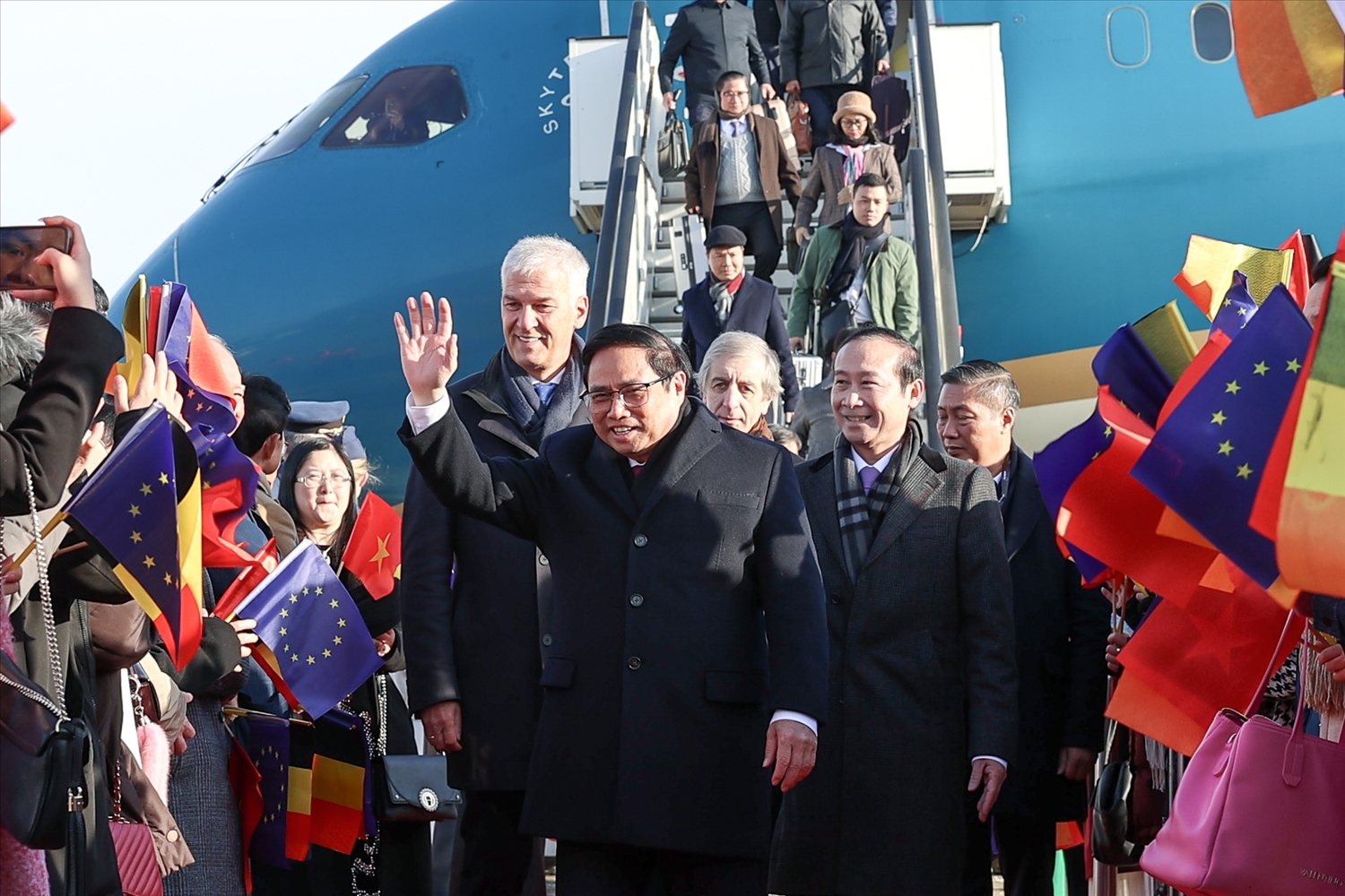 Thủ tướng Chính phủ Phạm Minh Chính và Đoàn đại biểu cấp cao Việt Nam đã tới sân bay quân sự Melsbroek, thủ đô Brussels, Vương quốc Bỉ - Ảnh: VGP/Nhật Bắc