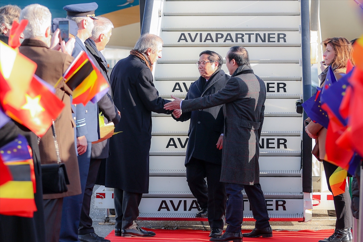 Phó Chủ tịch thứ Nhất Thượng viện Bỉ đón Thủ tướng tại sân bay - Ảnh: VGP/Nhật Bắc