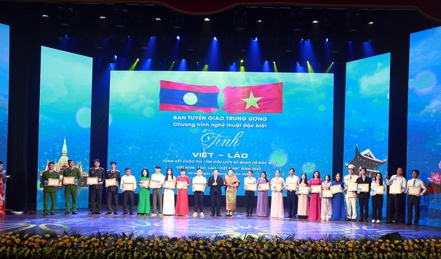 Phó Trưởng Ban Thường trực Ban Tuyên giáo Trung ương Lại Xuân Môn trao Giấy chứng nhận và Kỷ niệm chương cho các cá nhân đoạt giải Ba - Ảnh: VGP/Hải Minh