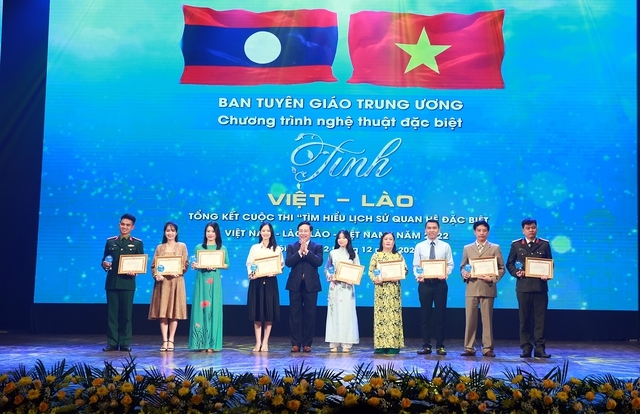 Phó Thủ tướng Thường trực Chính phủ Phạm Bình Minh trao Giấy chứng nhận và Kỷ niệm chương cho các cá nhân đoạt giải Nhất - Ảnh: VGP/Hải Minh