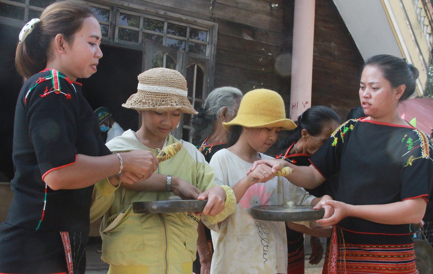 Lớp truyền dạy đánh cồng chiêng Buôn Trấp, thị trấn Buôn Trấp, huyện Krông Ana từ nguồn tài trợ của Dự án