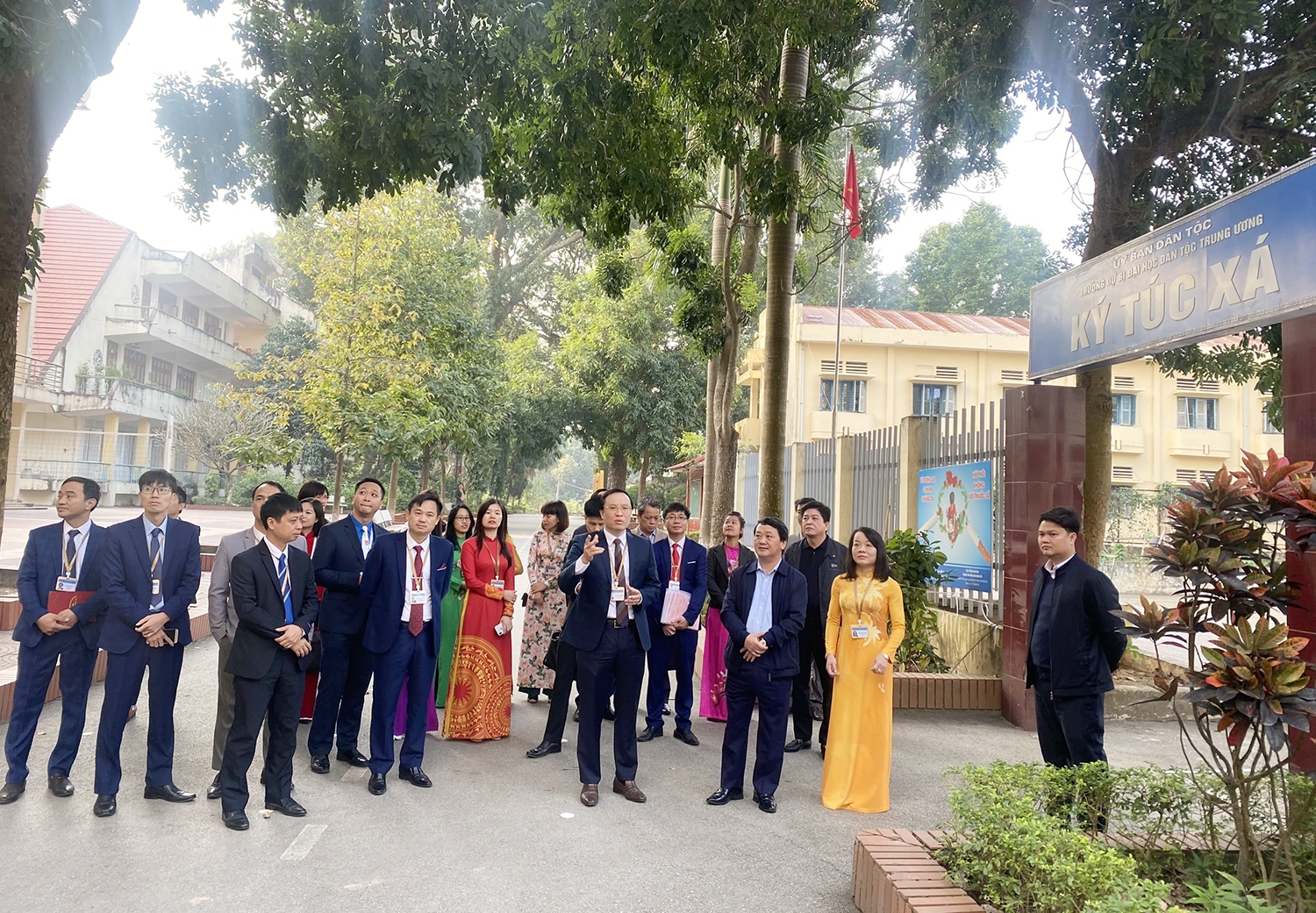 Bộ trưởng, Chủ nhiệm và Đoàn công tác thăm khu Ký túc xá cho học sinh của Nhà trường