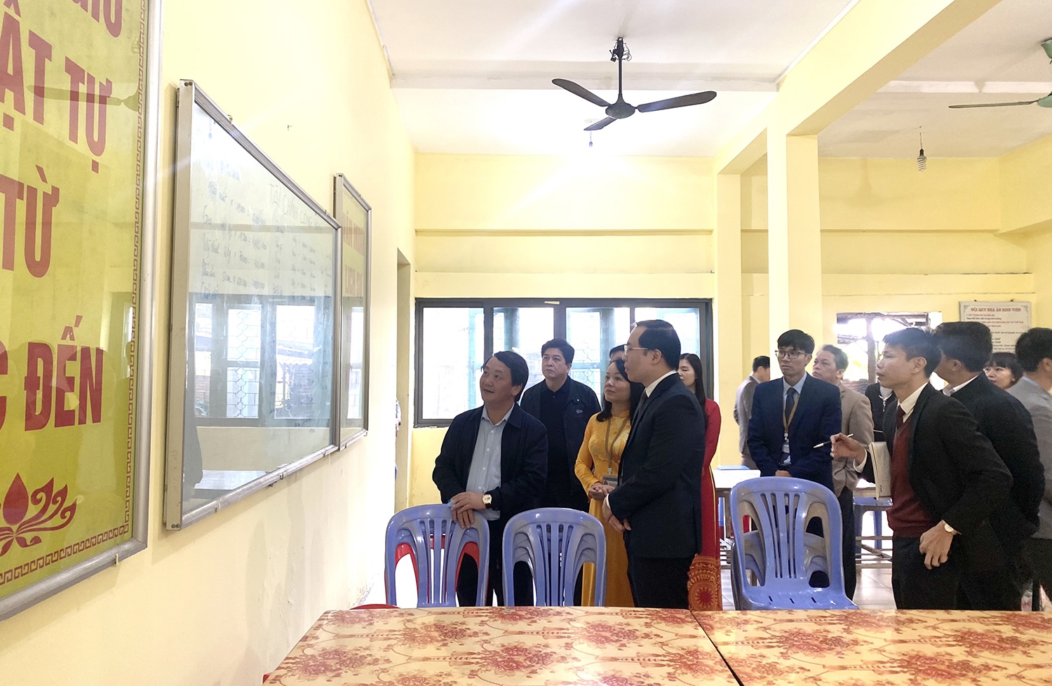 Bộ trưởng, Chủ nhiệm và Đoàn công tác thăm khu Nhà ăn dành cho học sinh của Nhà trường