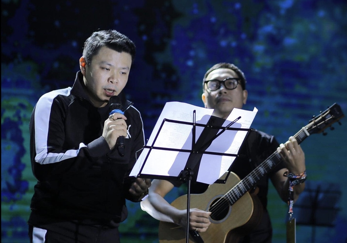Nghệ sĩ khách mời Việt Johan cựu thành viên CLB Guitar Kiến trúc thể hiện các ca khúc đầy kỉ niệm