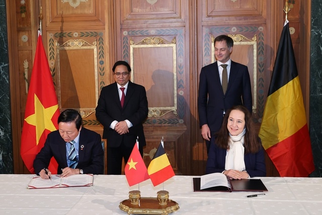 Thủ tướng Phạm Minh Chính và Thủ tướng Alexander De Croo chứng kiến lễ ký Ý định thư hợp tác giữa Bộ TN&MT và Bộ Biển Bắc của Vương quốc Bỉ - Ảnh: VGP/Nhật Bắc