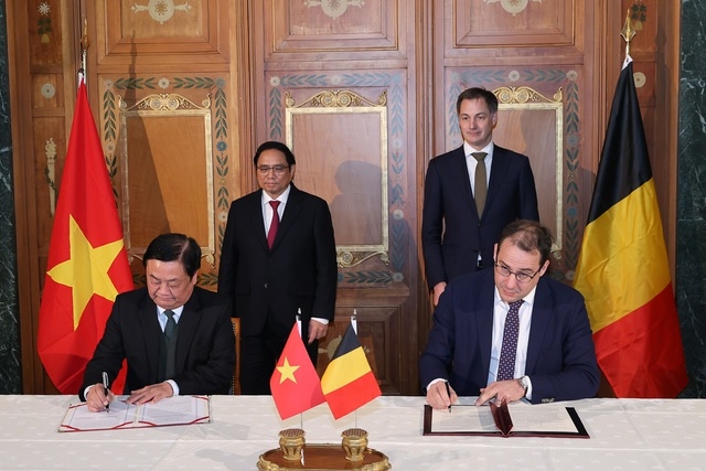 Thủ tướng Phạm Minh Chính và Thủ tướng Alexander De Croo chứng kiến ký kết gia hạn bản ghi nhớ (MOU) về chất lượng, an toàn nông sản, thú y và bảo vệ thực vật giữa Bộ NN&PTNT Việt Nam và Bộ Nông nghiệp Bỉ - Ảnh: VGP/Nhật Bắc