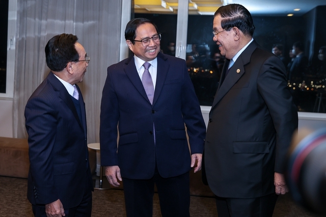 Thủ tướng Phạm Minh Chính đã có cuộc ăn sáng làm việc với Thủ tướng Lào Phankham Viphavanh và Thủ tướng Campuchia Samdech Techo Hun Sen - Ảnh: VGP/Nhật Bắc