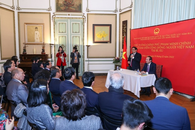 Thủ tướng Phạm Minh Chính trò chuyện với đại diện bà con kiều bào tại Vương quốc Bỉ và một số nước châu Âu - Ảnh: VGP/Nhật Bắc