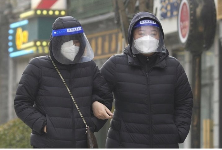  Người dân đeo khẩu trang và mặt nạ chống tia giọt bắn trên đường phố thủ đô Bắc Kinh, Trung Quốc, ngày 12/12/2022. (Ảnh: Kyodo)